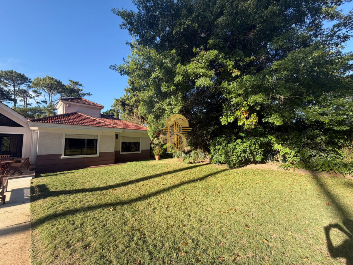 Casa en Alquiler anual U$D 4500 Punta del este 3 dormitorios San Rafael , Parrillero , Piscina -id-838-4