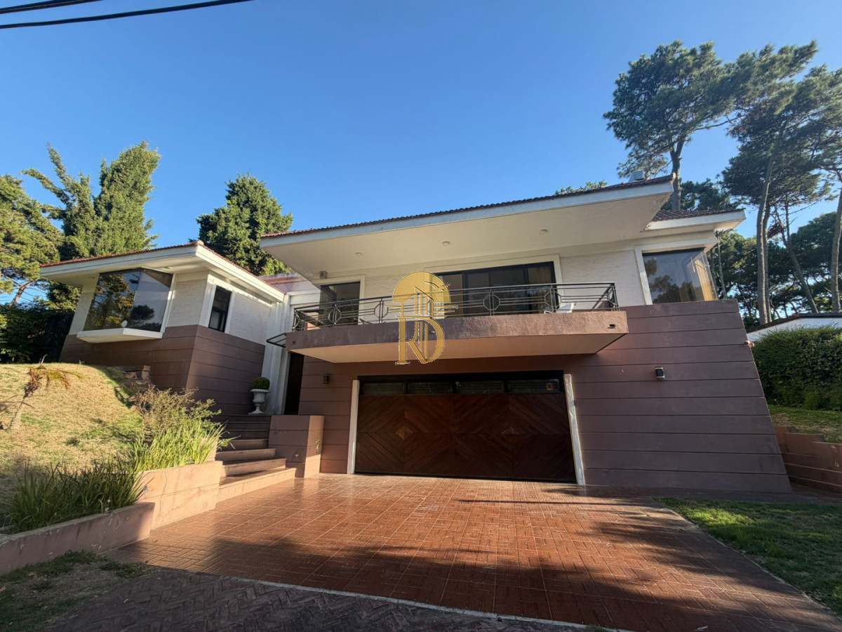 Casa en Alquiler anual U$D 4500 Punta del este 3 dormitorios San Rafael , Parrillero , Piscina -id-838