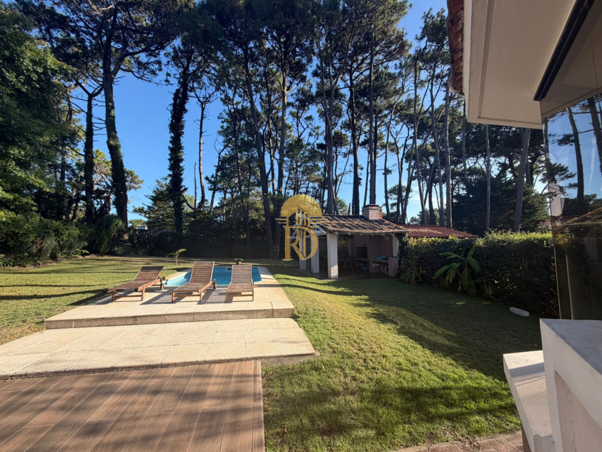 Casa en Alquiler anual U$D 4500 Punta del este 3 dormitorios San Rafael , Parrillero , Piscina -id-838-26