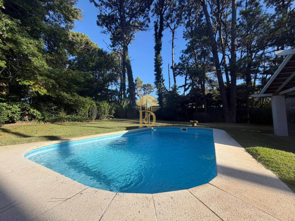 Casa en Alquiler anual U$D 4500 Punta del este 3 dormitorios San Rafael , Parrillero , Piscina -id-838-6