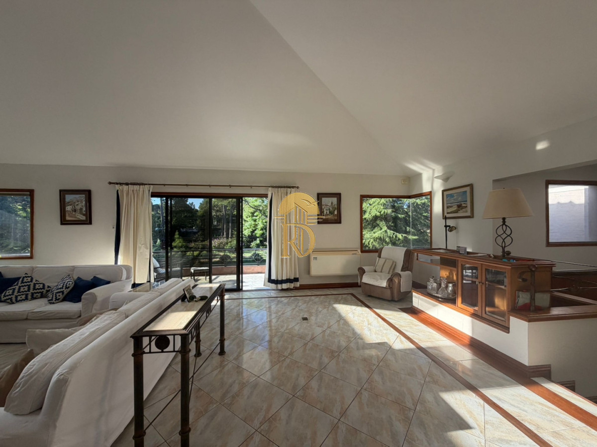 Casa en Alquiler anual U$D 4500 Punta del este 3 dormitorios San Rafael , Parrillero , Piscina -id-838-9