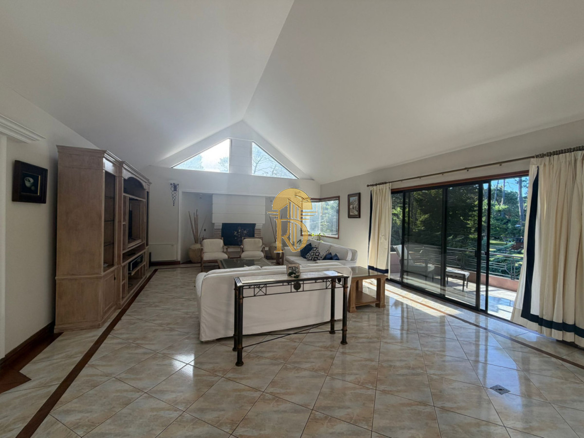 Casa en Alquiler anual U$D 4500 Punta del este 3 dormitorios San Rafael , Parrillero , Piscina -id-838-8