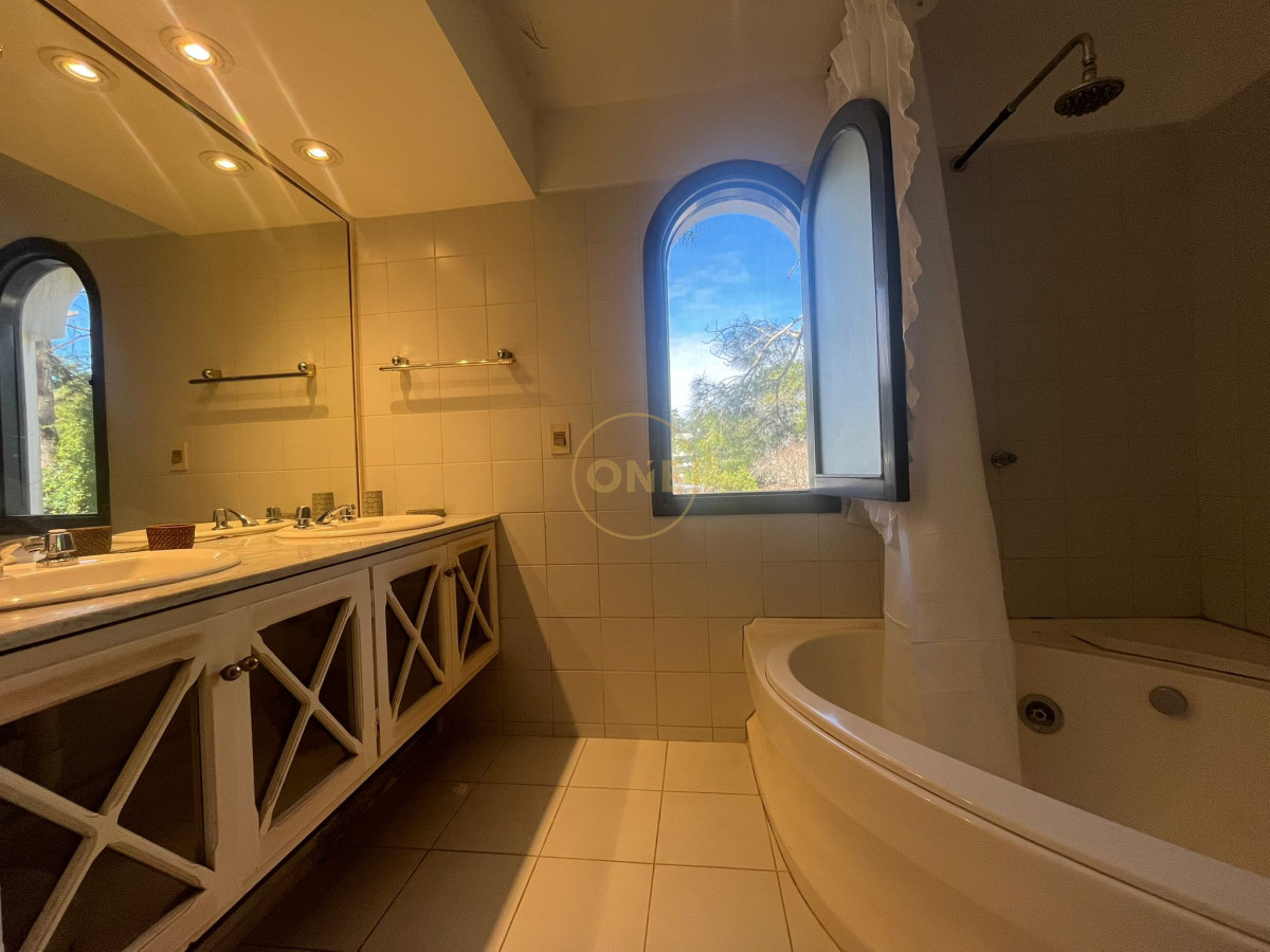 Casa ID.2062 - Casa en Alquiler de Temporada en Punta del este con gran capacidad  , a pasos de Playa Brava 