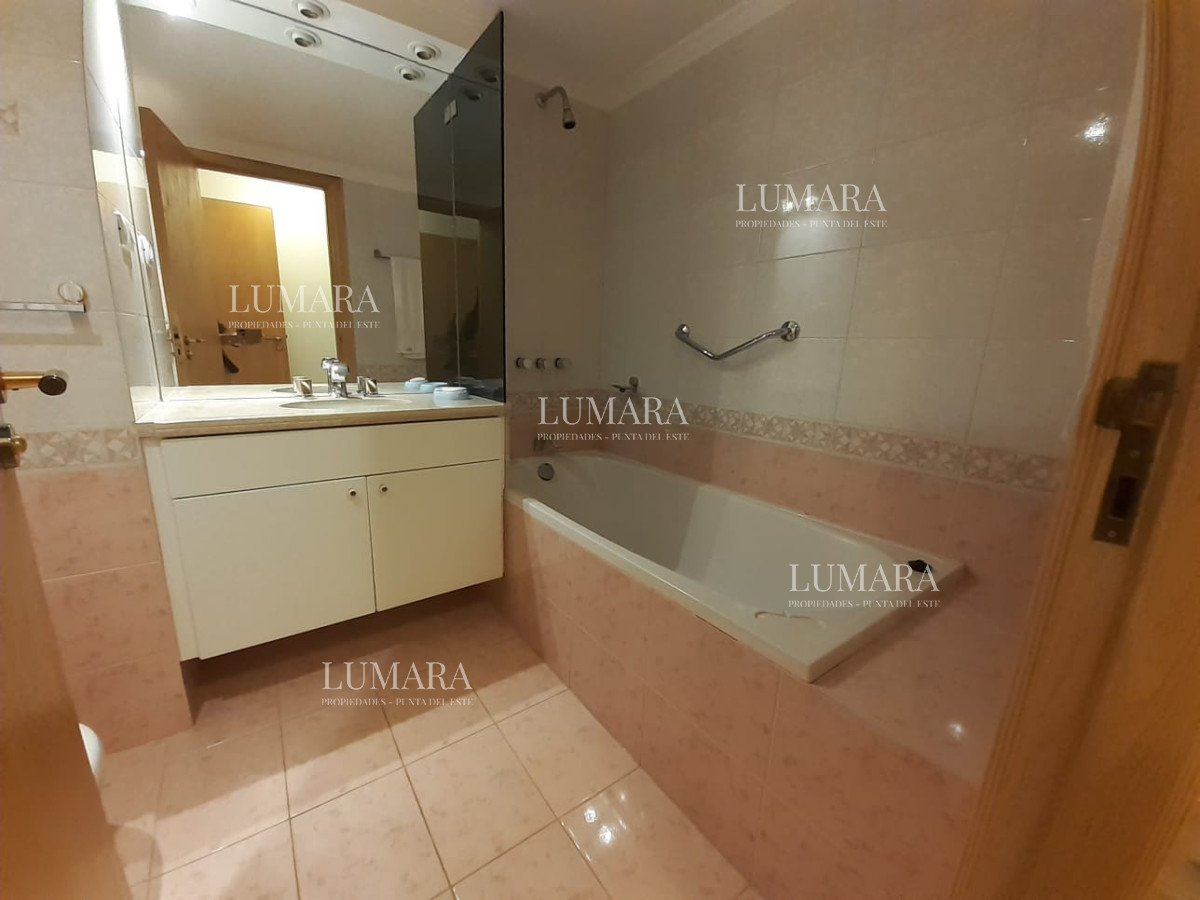 Apartamento ID.3084 - Apartamento en venta de 3 dormitorios en Punta del este , Playa brava , 