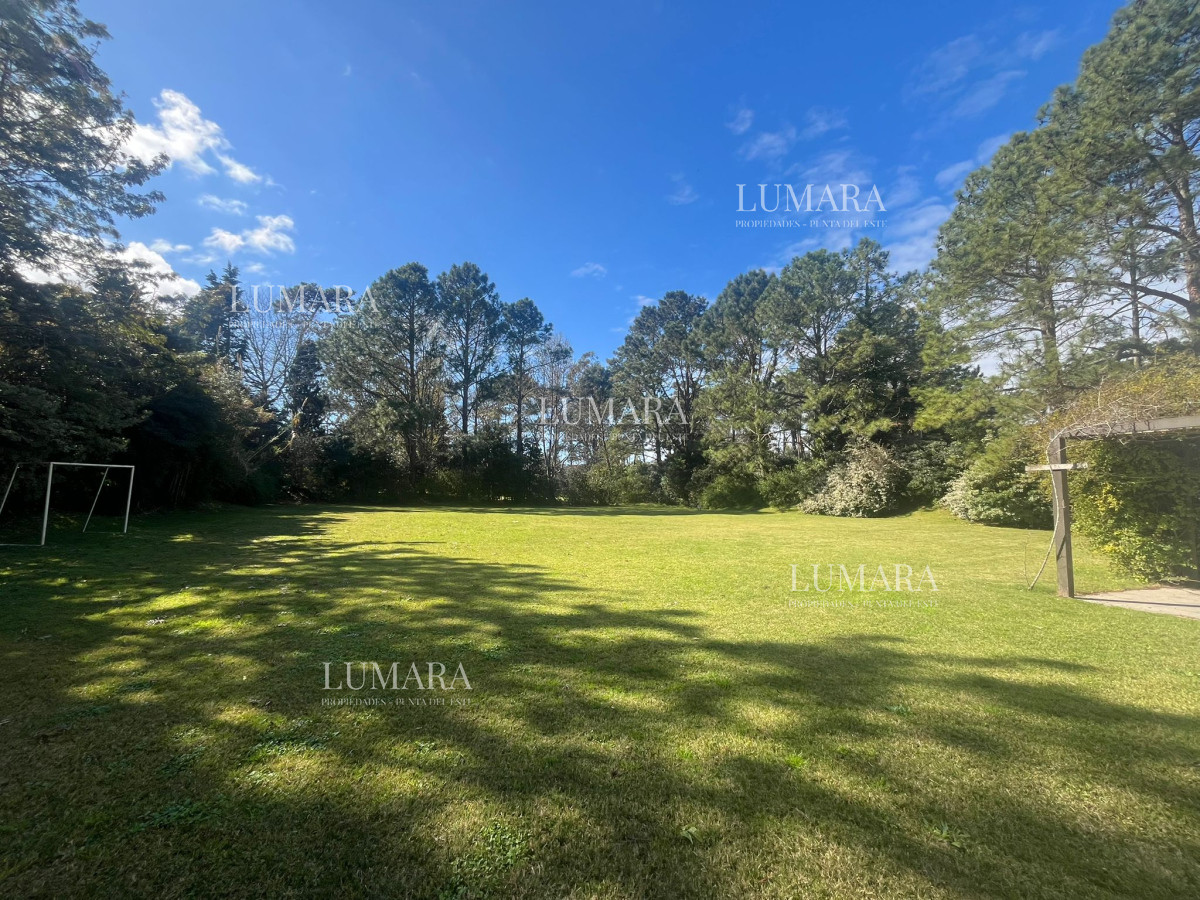 Casa ID.2899 - Casa en Alquiler de Temporada en Punta del este con gran capacidad  , a pasos de Playa Brava 