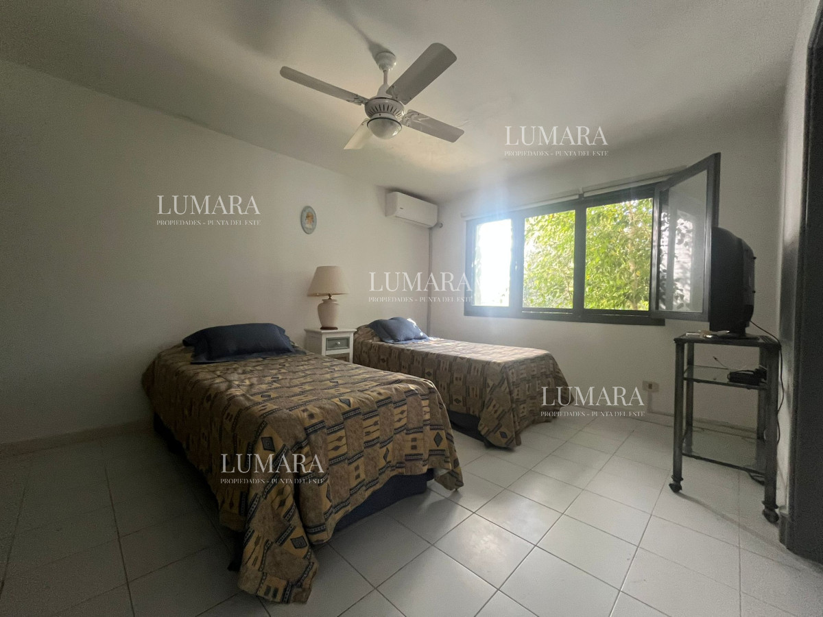 Casa ID.2899 - Casa en Alquiler de Temporada en Punta del este con gran capacidad  , a pasos de Playa Brava 