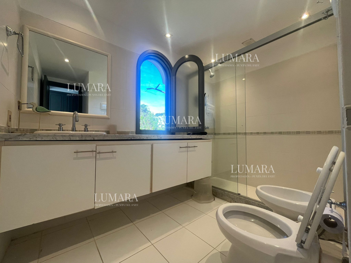 Casa ID.2899 - Casa en Alquiler de Temporada en Punta del este con gran capacidad  , a pasos de Playa Brava 