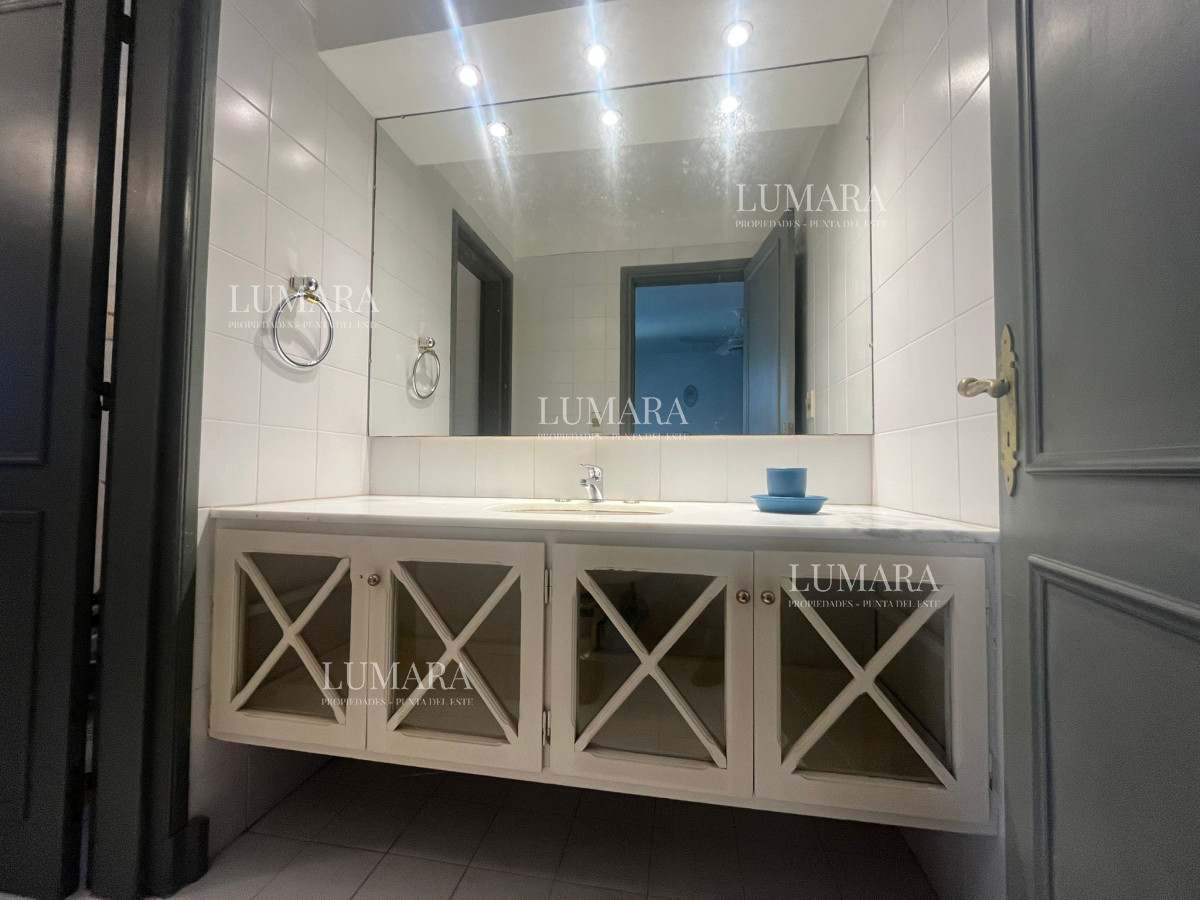 Casa ID.2899 - Casa en Alquiler de Temporada en Punta del este con gran capacidad  , a pasos de Playa Brava 