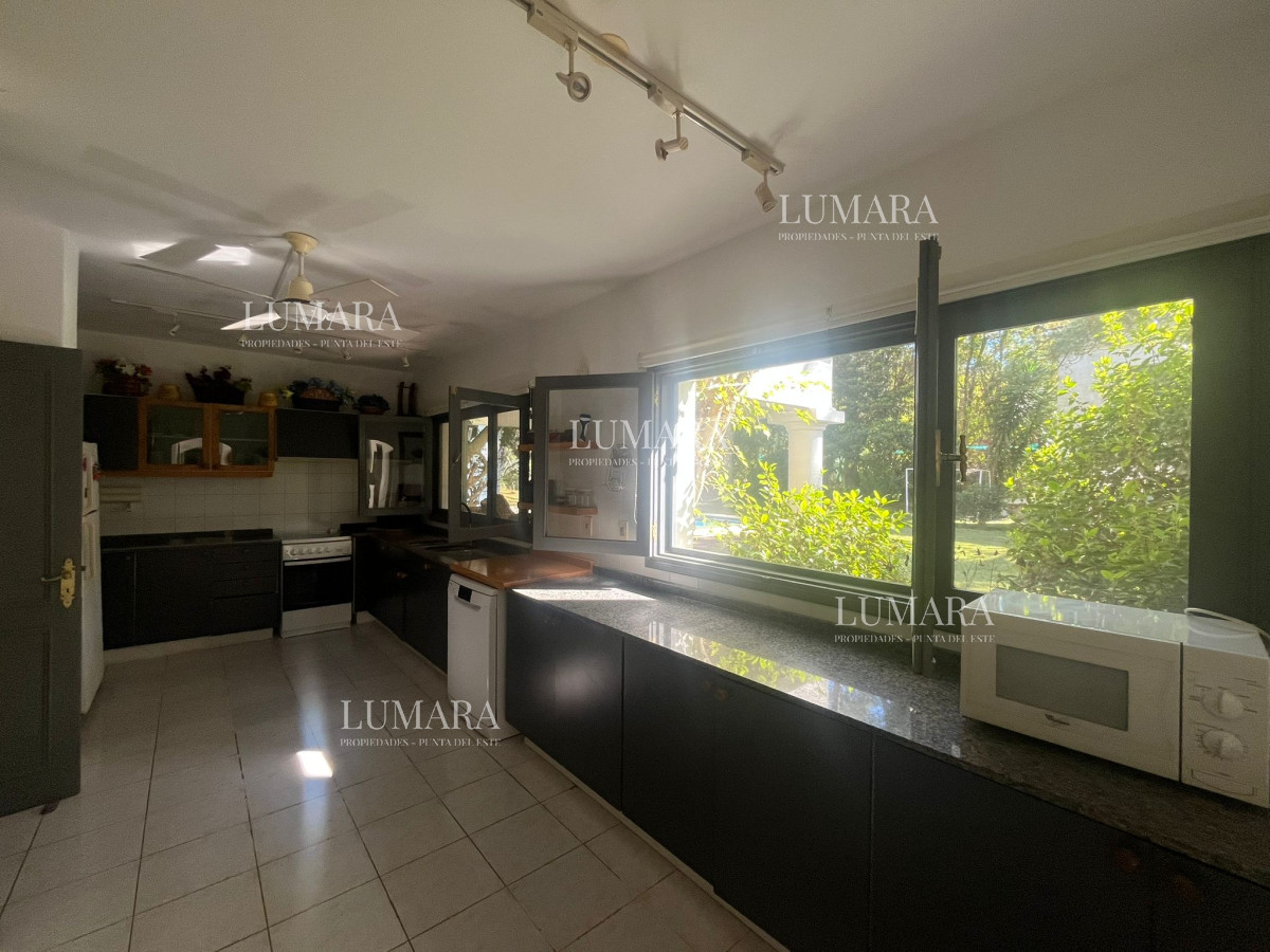 Casa ID.2899 - Casa en Alquiler de Temporada en Punta del este con gran capacidad  , a pasos de Playa Brava 