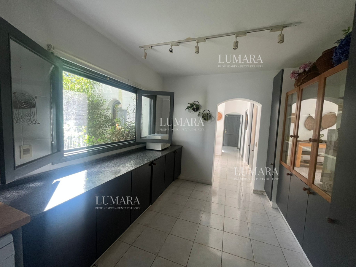 Casa ID.2899 - Casa en Alquiler de Temporada en Punta del este con gran capacidad  , a pasos de Playa Brava 