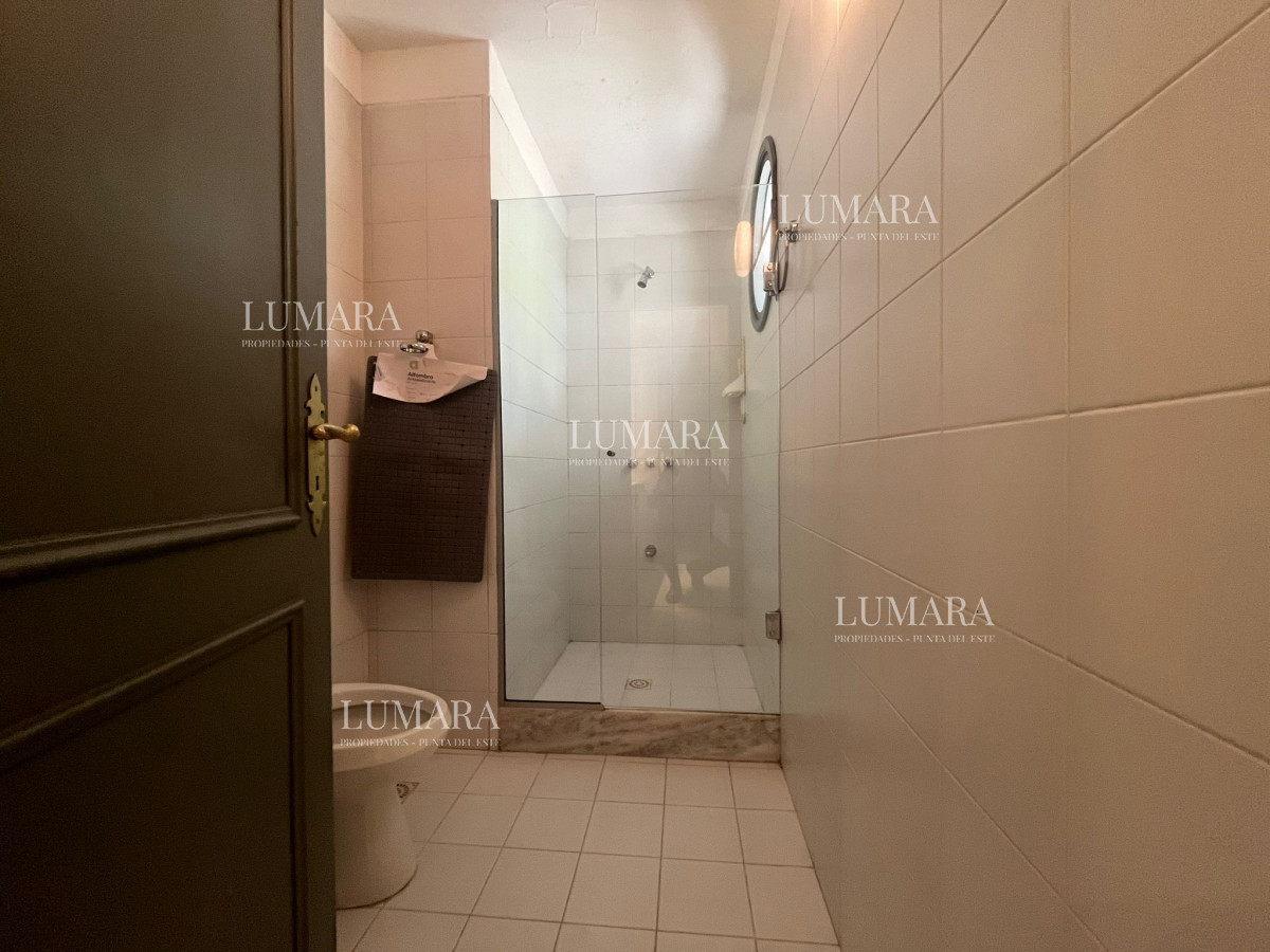 Casa ID.2899 - Casa en Alquiler de Temporada en Punta del este con gran capacidad  , a pasos de Playa Brava 