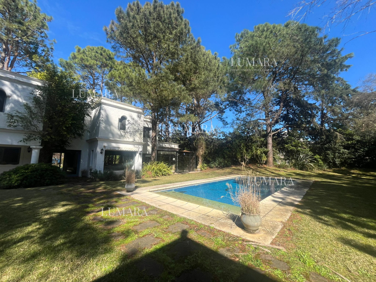Casa ID.2899 - Casa en Alquiler de Temporada en Punta del este con gran capacidad  , a pasos de Playa Brava 