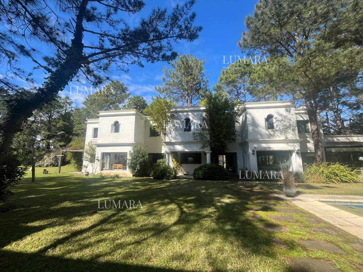 Casa ID.2899 - Casa en Alquiler de Temporada en Punta del este con gran capacidad  , a pasos de Playa Brava 