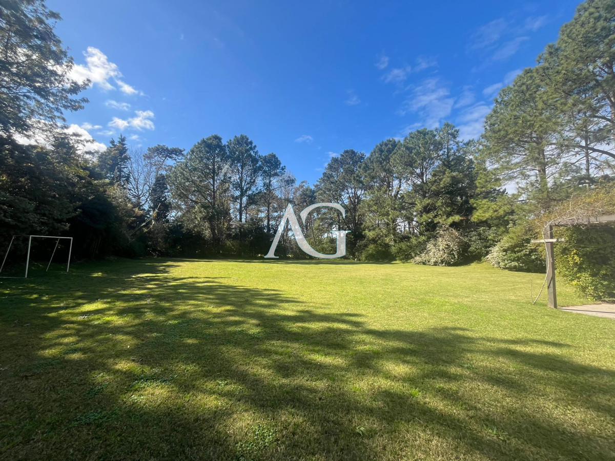 Casa ID.277 - Casa en Alquiler de Temporada en Punta del este con gran capacidad  , a pasos de Playa Brava 