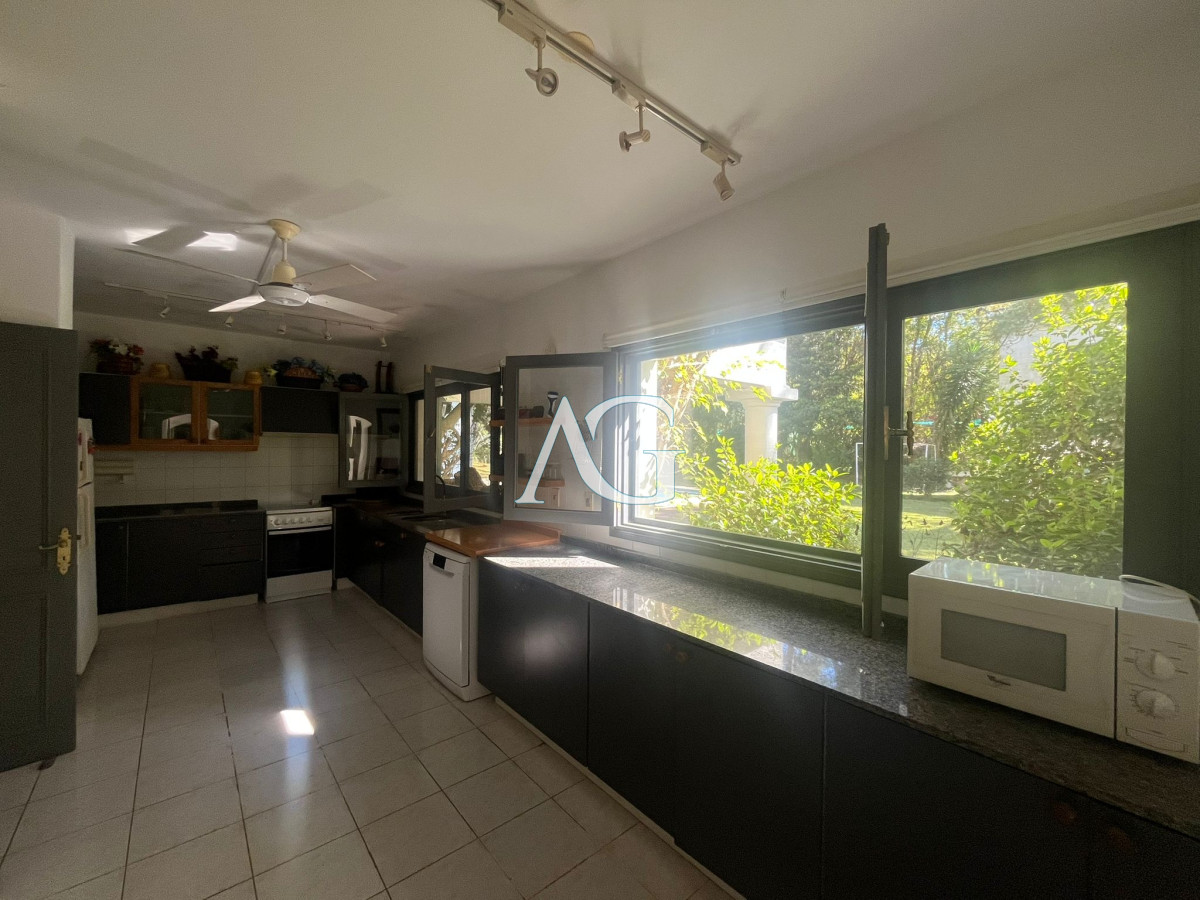 Casa ID.277 - Casa en Alquiler de Temporada en Punta del este con gran capacidad  , a pasos de Playa Brava 