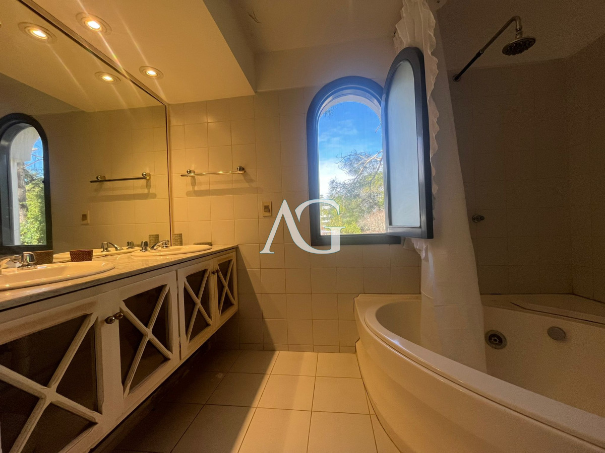 Casa ID.277 - Casa en Alquiler de Temporada en Punta del este con gran capacidad  , a pasos de Playa Brava 