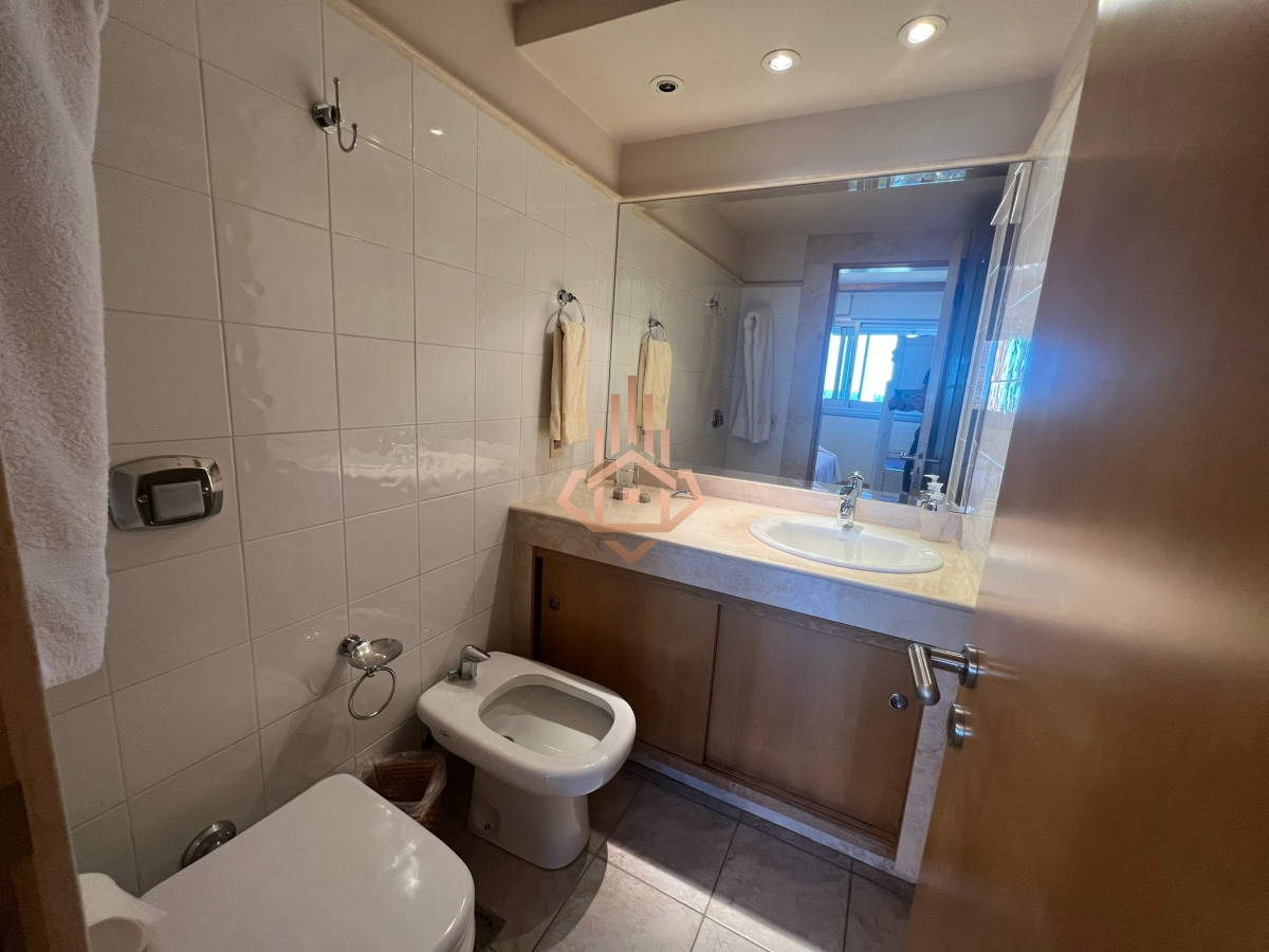 Apartamento en Venta de 3 Dormitorios en Playa Mansa , Punta del este , Vista al mar
