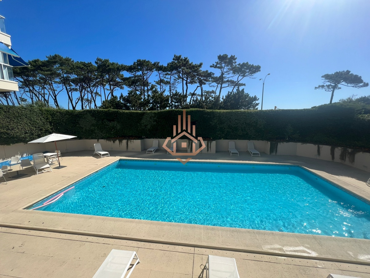 Apartamento en Venta de 3 Dormitorios en Playa Mansa , Punta del este , Vista al mar