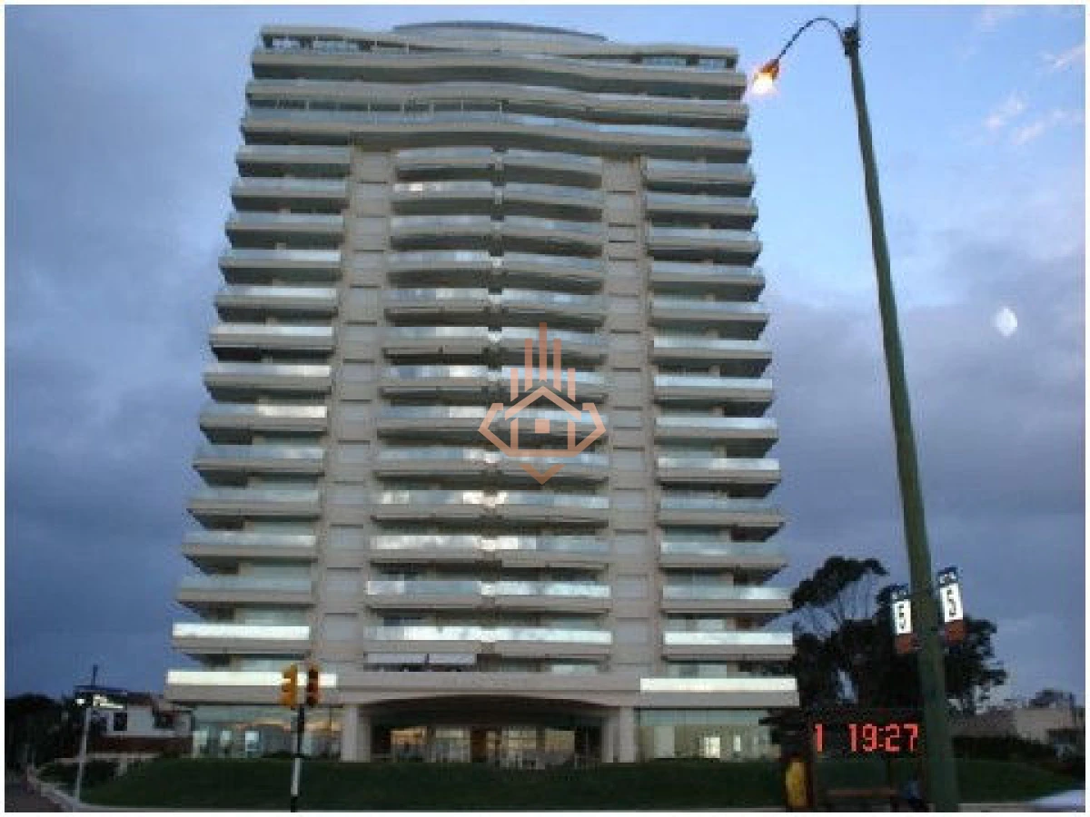 Apartamento en Venta de 3 dormitorios en Edificio Coral Tower , Punta del este , Playa Mansa