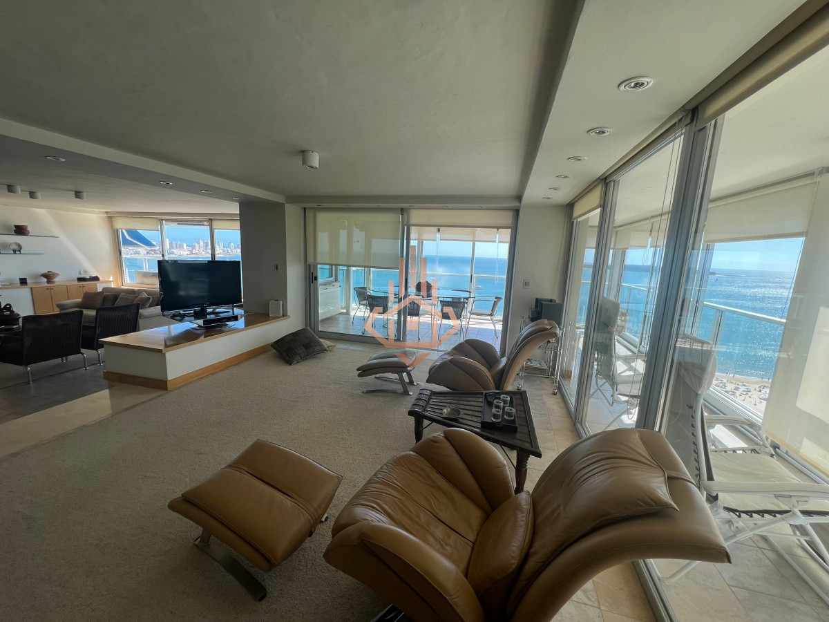 Apartamento en Venta de 3 Dormitorios en Playa Mansa , Punta del este , Vista al mar