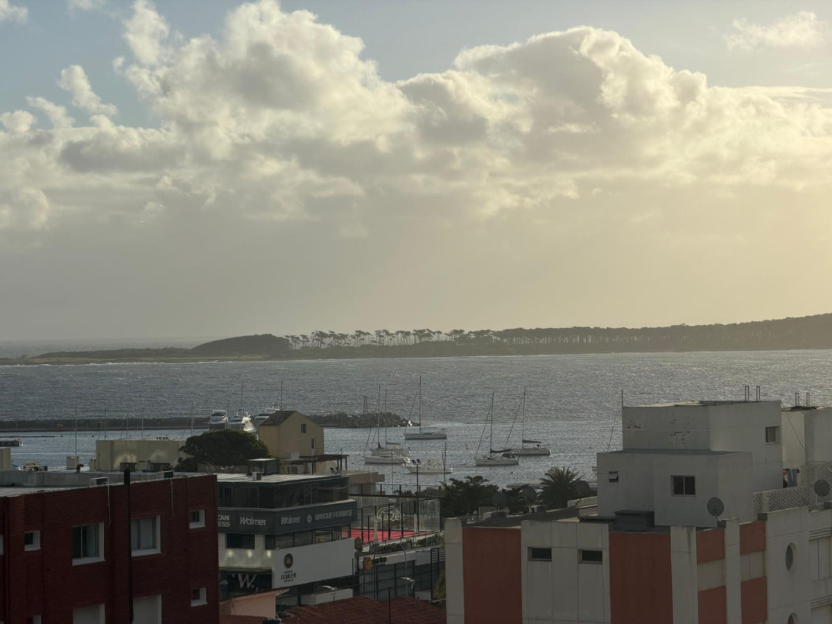 Apartamento de 2 dormitorios y medio en Punta del Este 