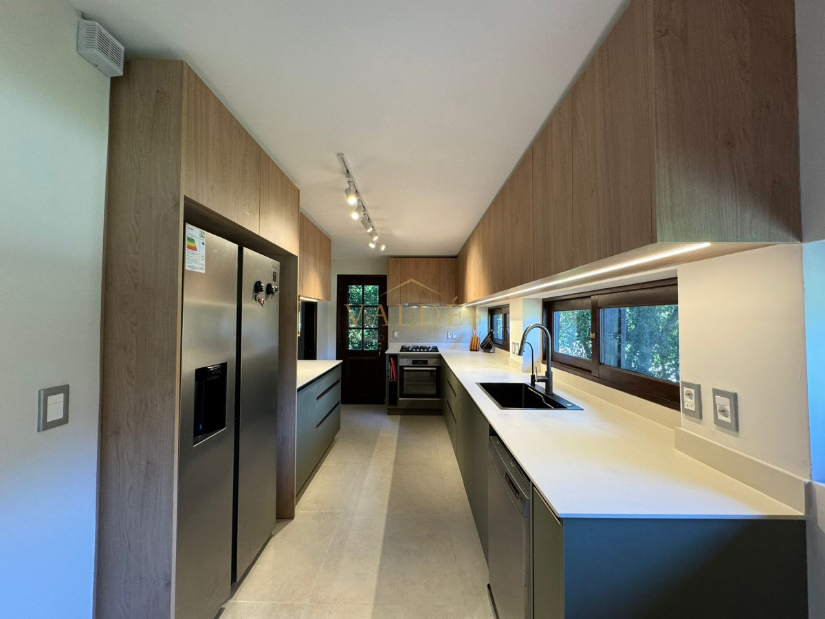 Casa ID.2384 - ESPECTACULAR CASA EN LUGANO 5 DORMITORIOS 4 BAÑOS 