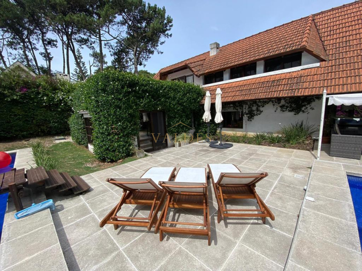 Casa ID.2384 - ESPECTACULAR CASA EN LUGANO 5 DORMITORIOS 4 BAÑOS 