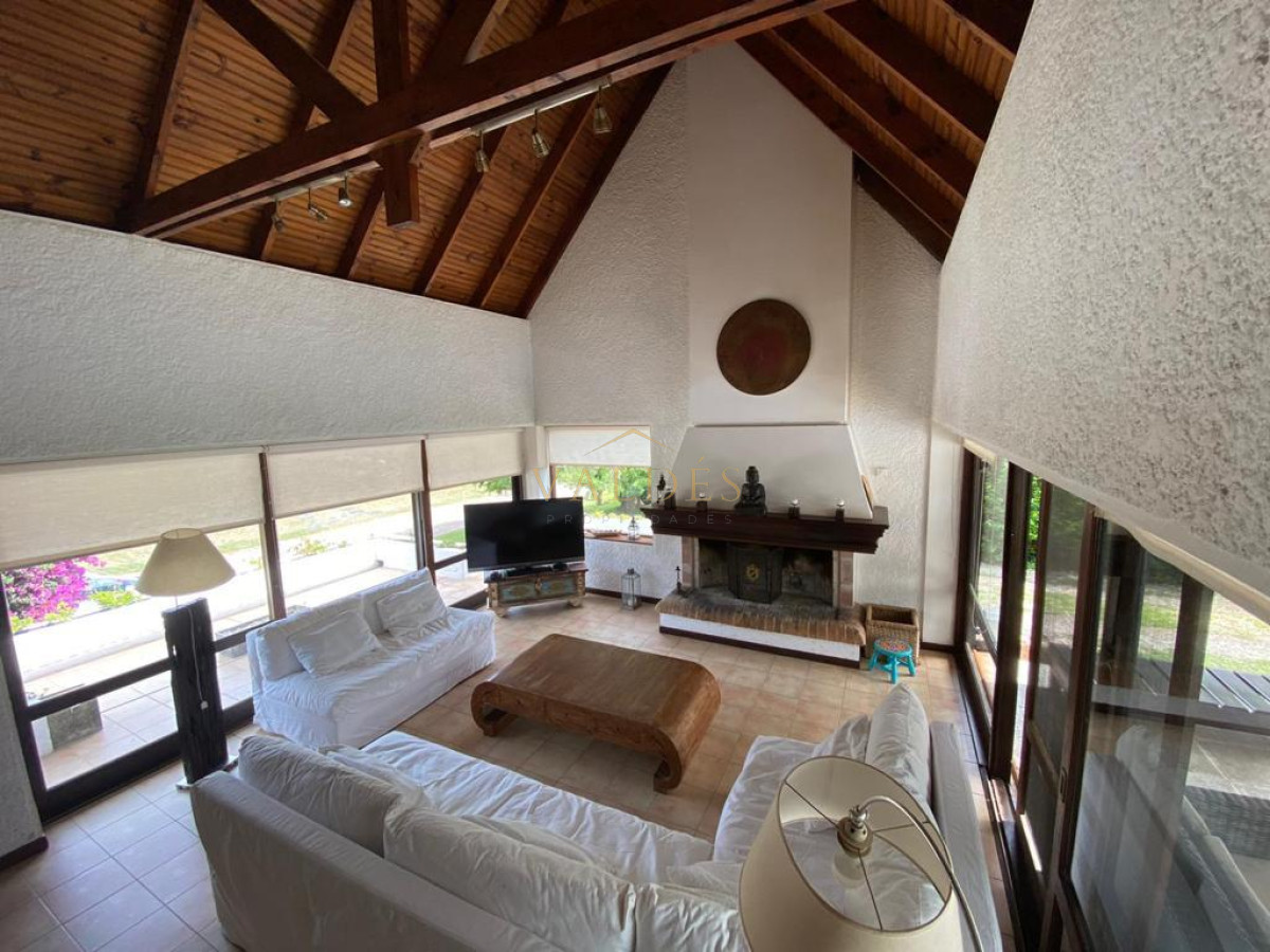 Casa ID.2384 - ESPECTACULAR CASA EN LUGANO 5 DORMITORIOS 4 BAÑOS 