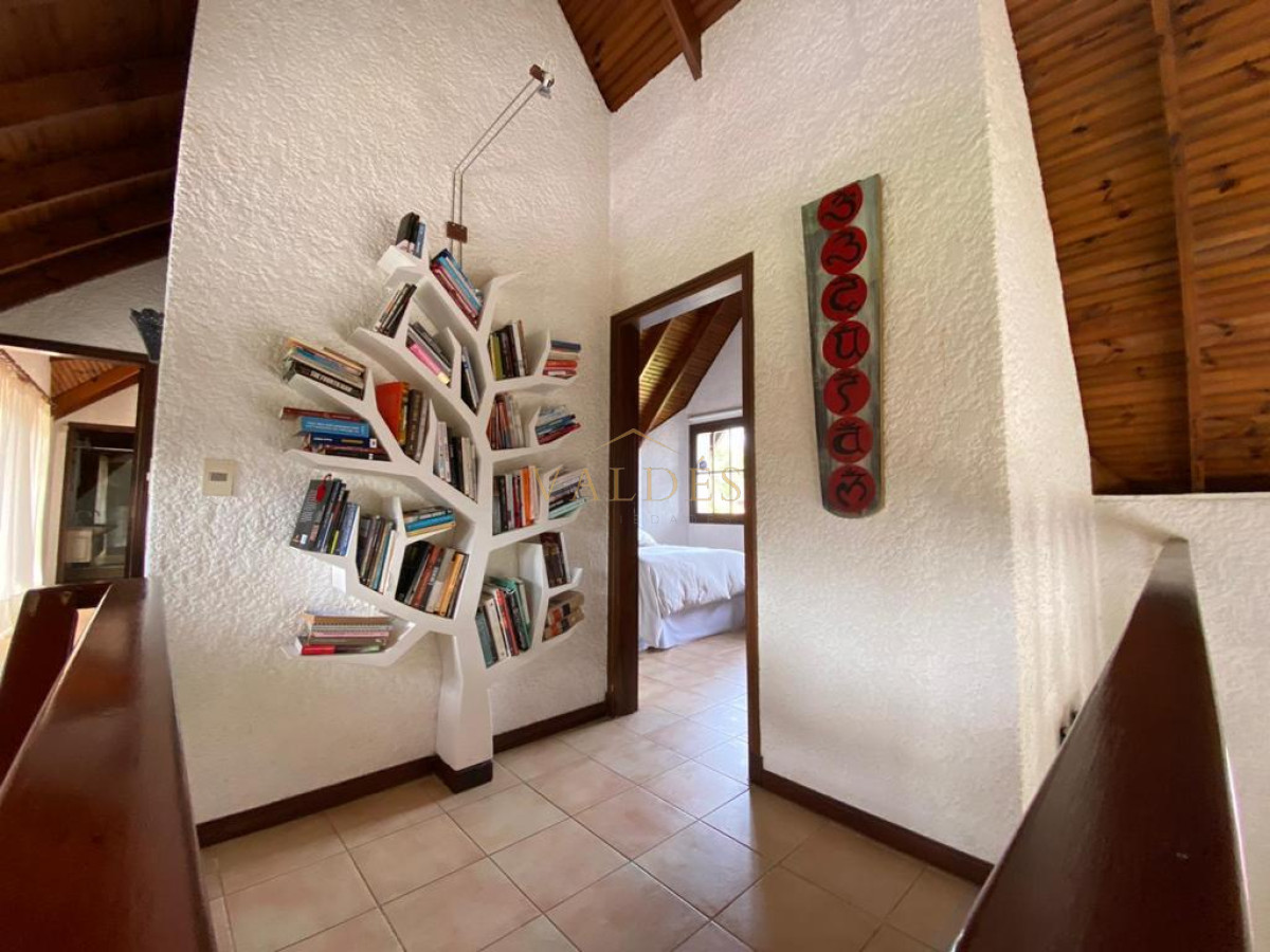 Casa ID.2384 - ESPECTACULAR CASA EN LUGANO 5 DORMITORIOS 4 BAÑOS 