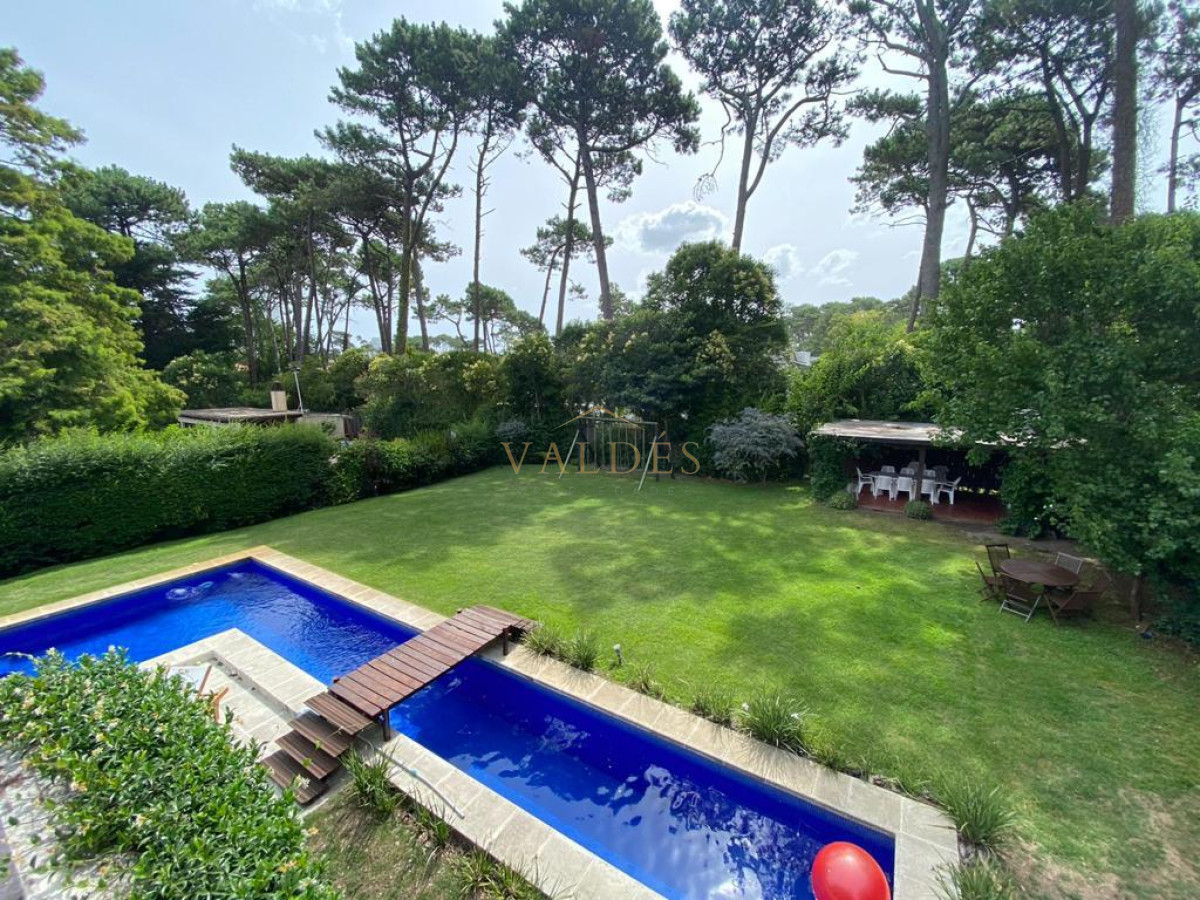 Casa ID.2384 - ESPECTACULAR CASA EN LUGANO 5 DORMITORIOS 4 BAÑOS 