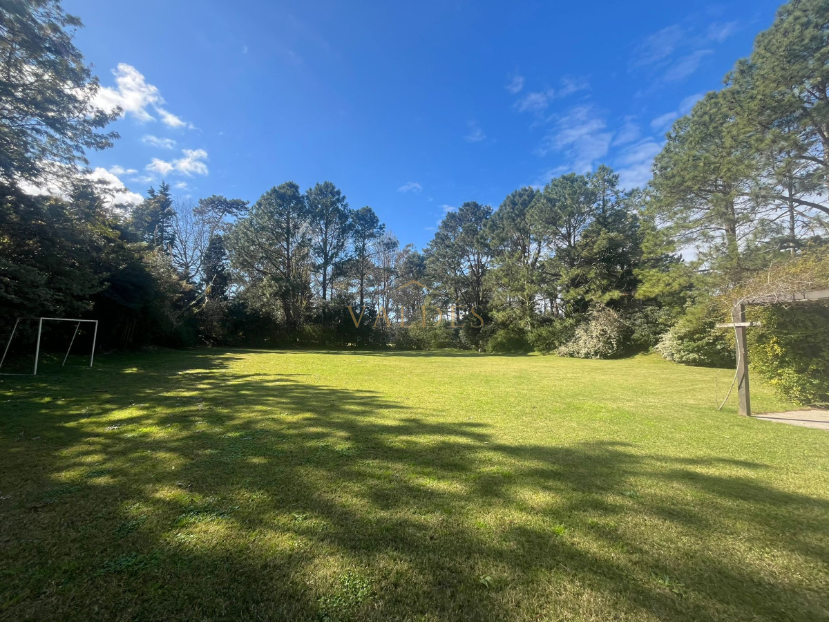 Casa ID.4983 - Casa en Alquiler de Temporada en Punta del este con gran capacidad  , a pasos de Playa Brava 