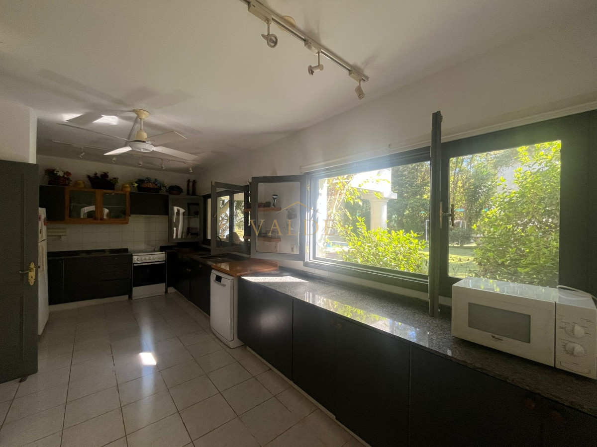 Casa ID.4983 - Casa en Alquiler de Temporada en Punta del este con gran capacidad  , a pasos de Playa Brava 