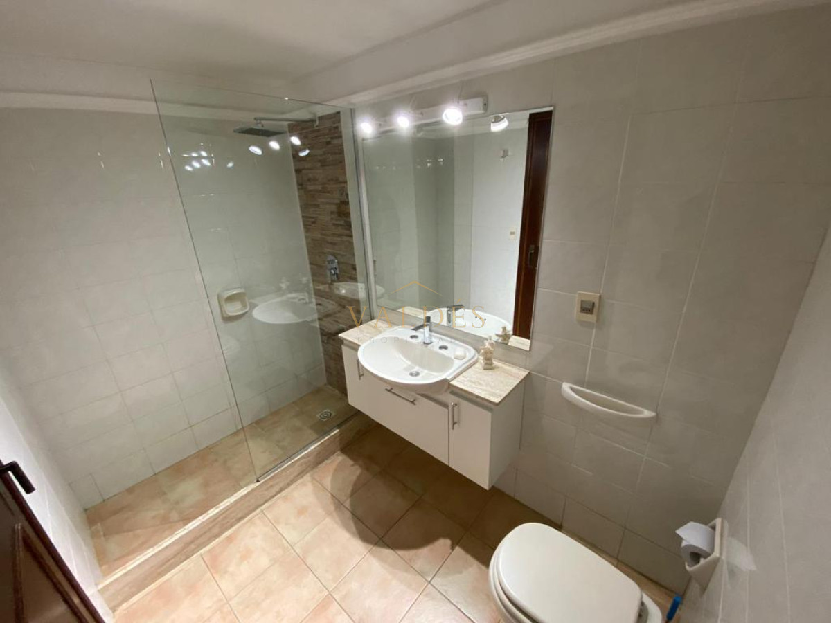 Casa ID.2384 - ESPECTACULAR CASA EN LUGANO 5 DORMITORIOS 4 BAÑOS 