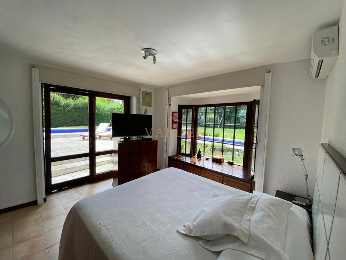 Casa ID.2384 - ESPECTACULAR CASA EN LUGANO 5 DORMITORIOS 4 BAÑOS 