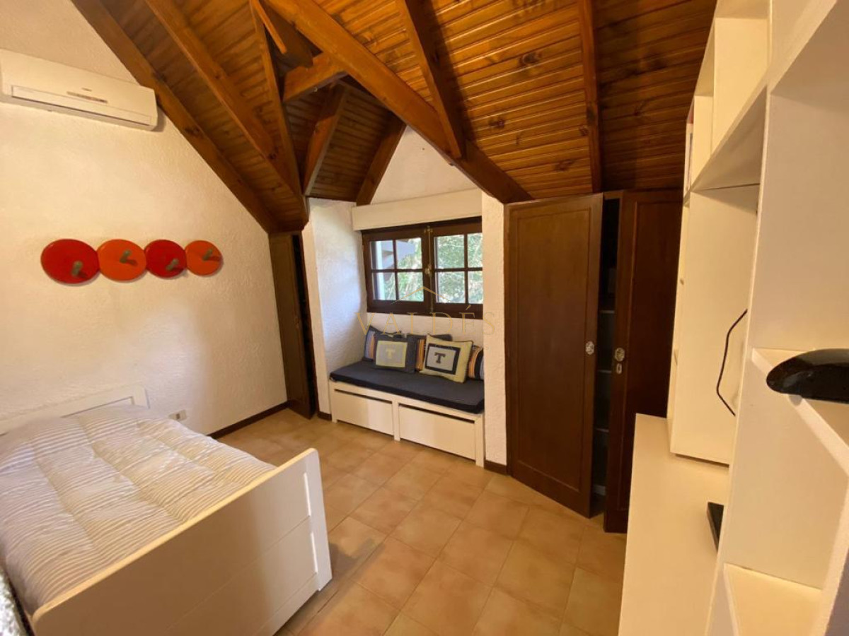 Casa ID.2384 - ESPECTACULAR CASA EN LUGANO 5 DORMITORIOS 4 BAÑOS 