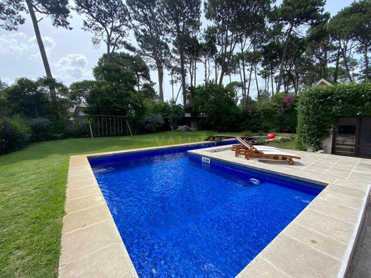 Casa ID.2384 - ESPECTACULAR CASA EN LUGANO 5 DORMITORIOS 4 BAÑOS 