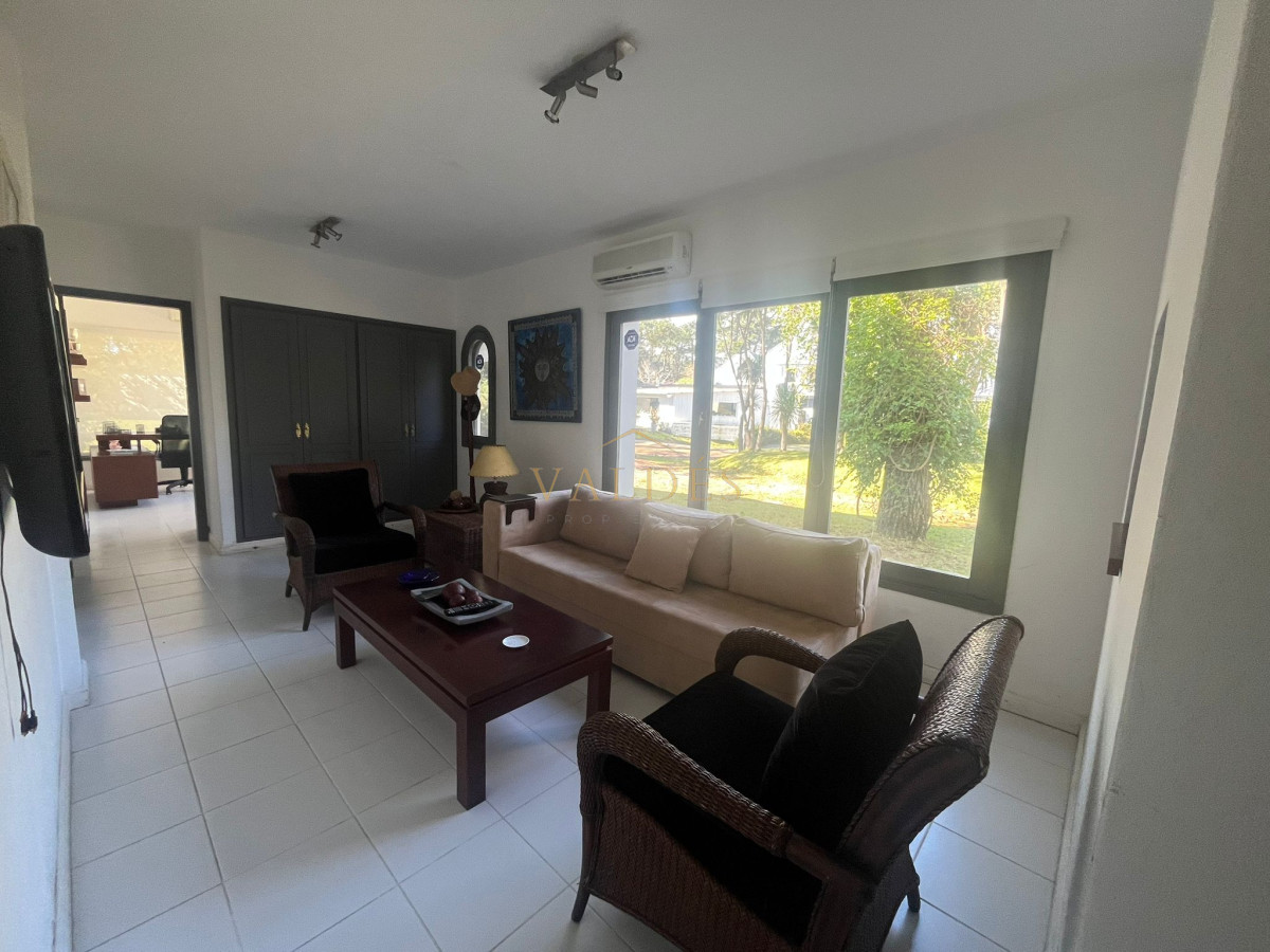 Casa ID.4983 - Casa en Alquiler de Temporada en Punta del este con gran capacidad  , a pasos de Playa Brava 