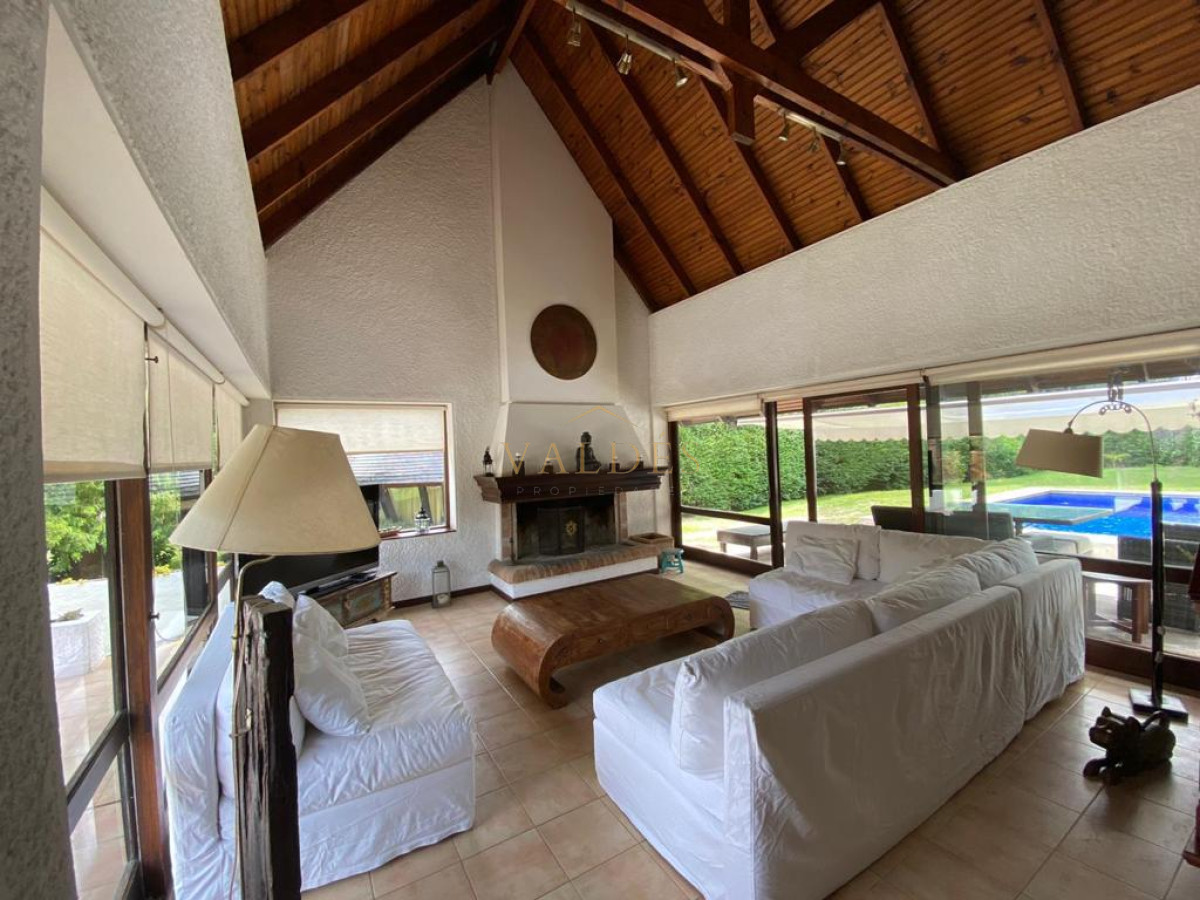 Casa ID.2384 - ESPECTACULAR CASA EN LUGANO 5 DORMITORIOS 4 BAÑOS 