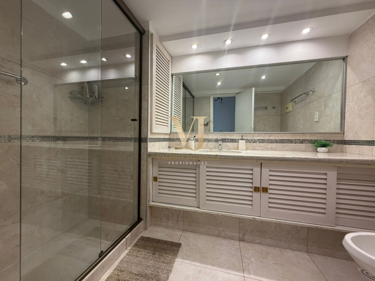 Apartamento ID.879 - Apartamento en Venta de 3 dormitorio en Punta del este . Playa mansa , Parada 1 