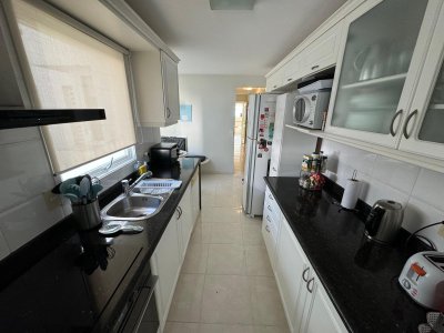 Apartamento de 3 dormitorios en Alquiler en Punta del este , Playa Mansa , Punta del este , Vista al Mar  - PLA599A