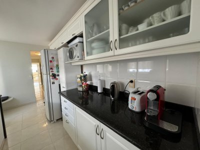 Apartamento de 3 dormitorios en Alquiler en Punta del este , Playa Mansa , Punta del este , Vista al Mar  - PLA599A