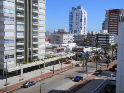 Pent-house en venta de 2 dormitorios en Punta del este , Península , Gorlero , Playa Mansa  - PLA238A