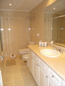 Apartamento de 3 dormitorios en Alquiler en Punta del este , Playa Mansa , Punta del este , Vista al Mar  - PLA599A