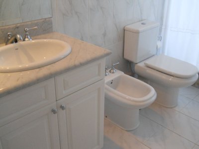 Apartamento de 3 dormitorios en Alquiler en Punta del este , Playa Mansa , Punta del este , Vista al Mar  - PLA599A