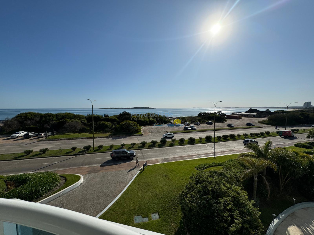 Apartamento de 3 dormitorios en Alquiler en Punta del este , Playa Mansa , Punta del este , Vista al Mar  - PLA599A