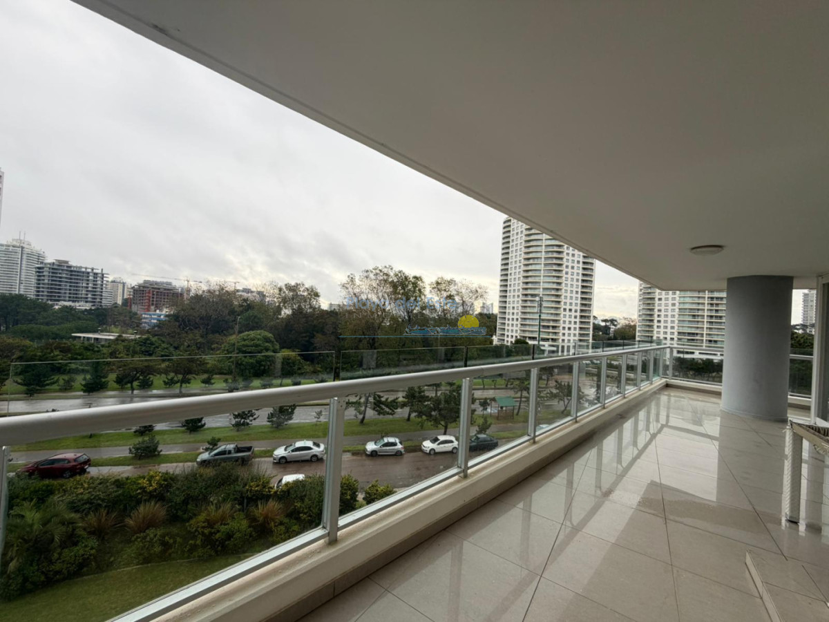 Apartamento en Venta de 4 dormitorios en Torre ONE , Punta del este . Playa Brava , Roosevelt - PLA9110A