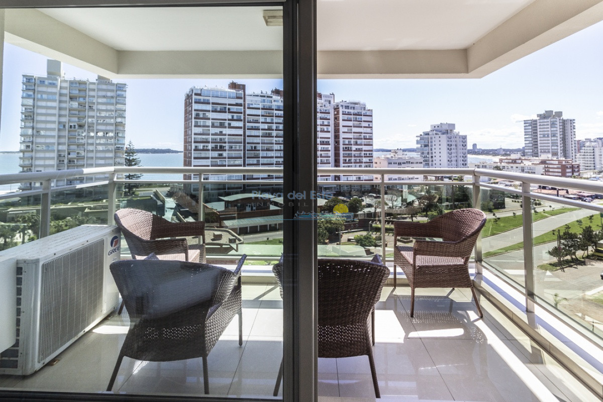 Apartamento en Alquiler en Punta del este 2 dormitorios , Torre imperiale , Playa brava   - PLA13244A