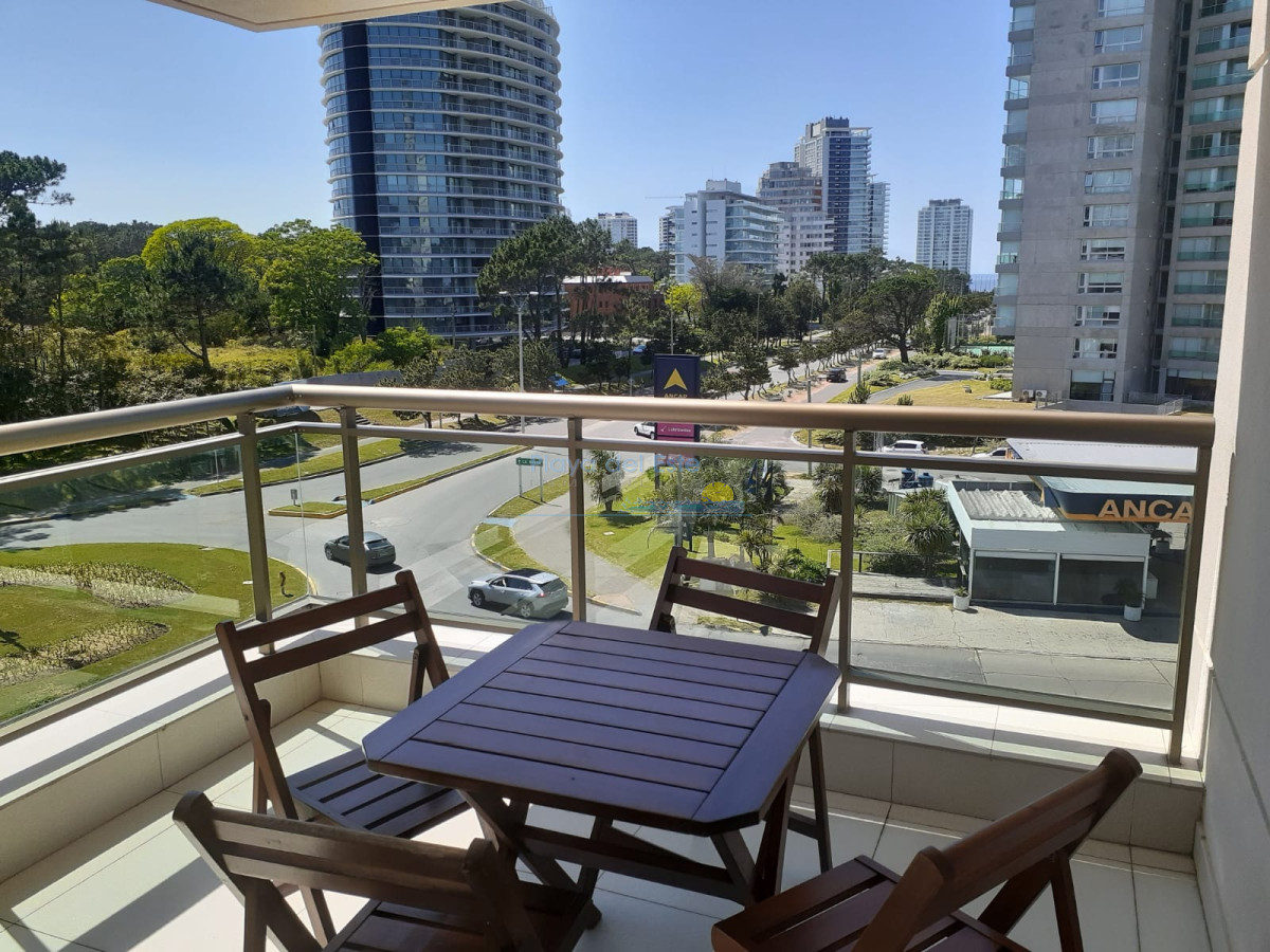 Apartamento de 3 Dormitorios en Alquiler temporal en PLACE LAFAYETTE , Punta del este  - PLA11889A