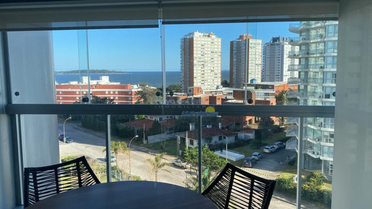 Apartamento en alquiler temporal  de 2 dormitorios en Edificio Miami Bouelvard , Punta del este , Playa mansa  - PLA12558A