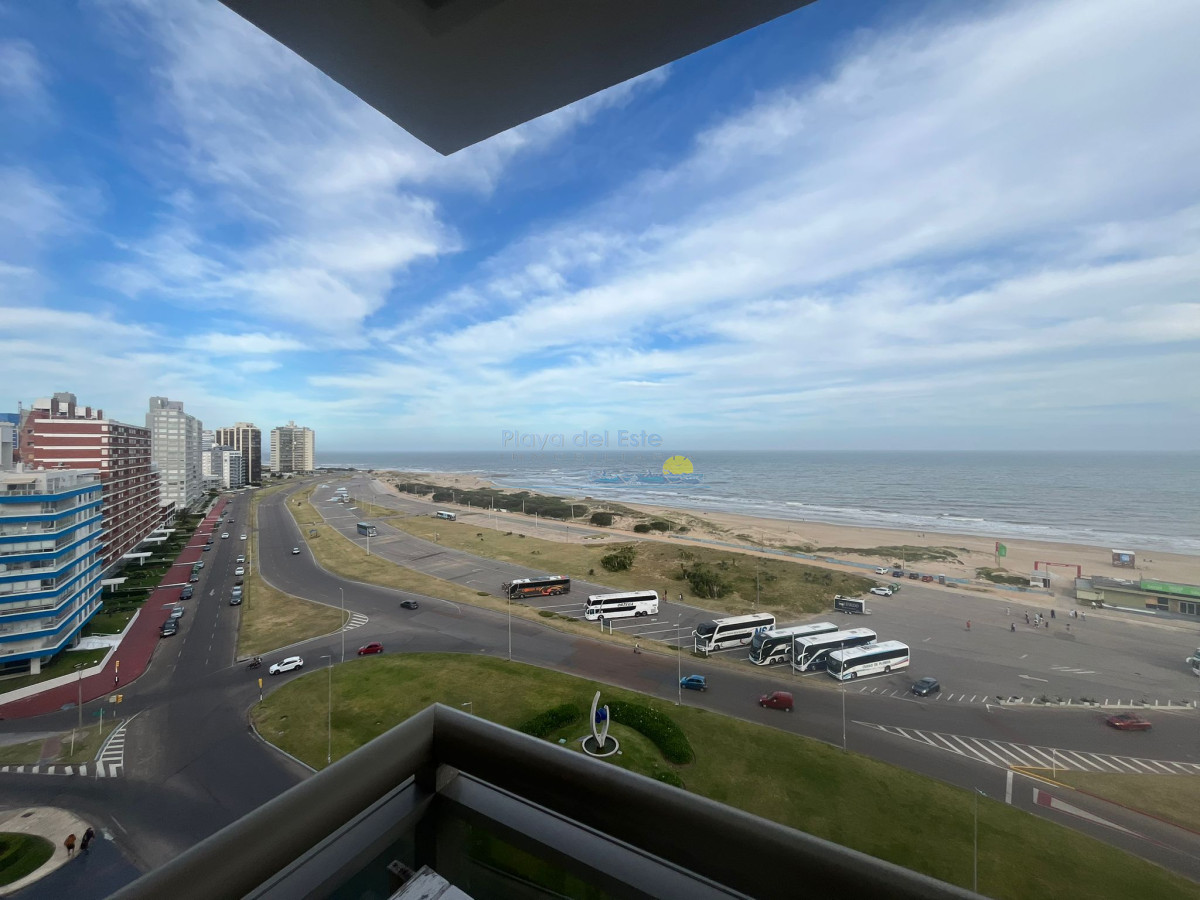 Apartamento en alquiler temporal de 3 dormitorios en Torre Imperiale , Punta del este , Playa brava  - PLA6708A